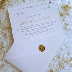 Convite de Casamento Clássico Branco com Relevo Seco e Lacre Dourado