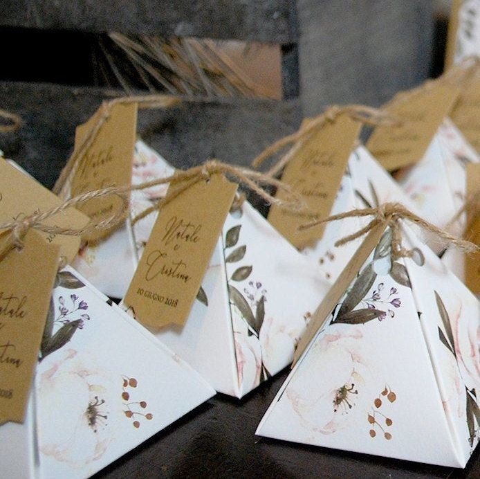 Caixinha em Forma de Pirâmide para doces/bombom - Lembrancinha de Casamento